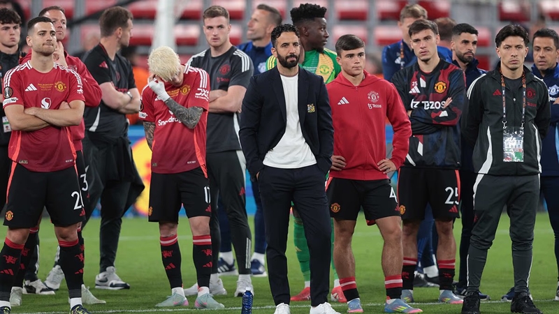 Manchester United chia tay 10 cầu thủ, mở ra kỷ nguyên mới